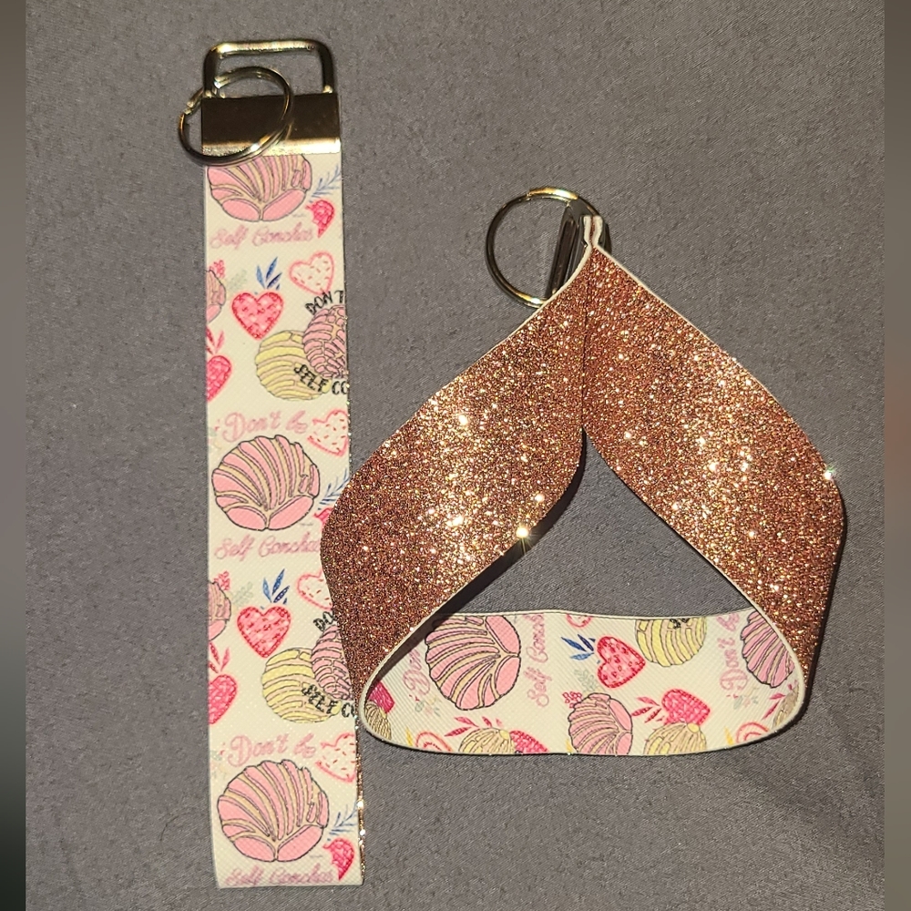 Concha keychain wristlet